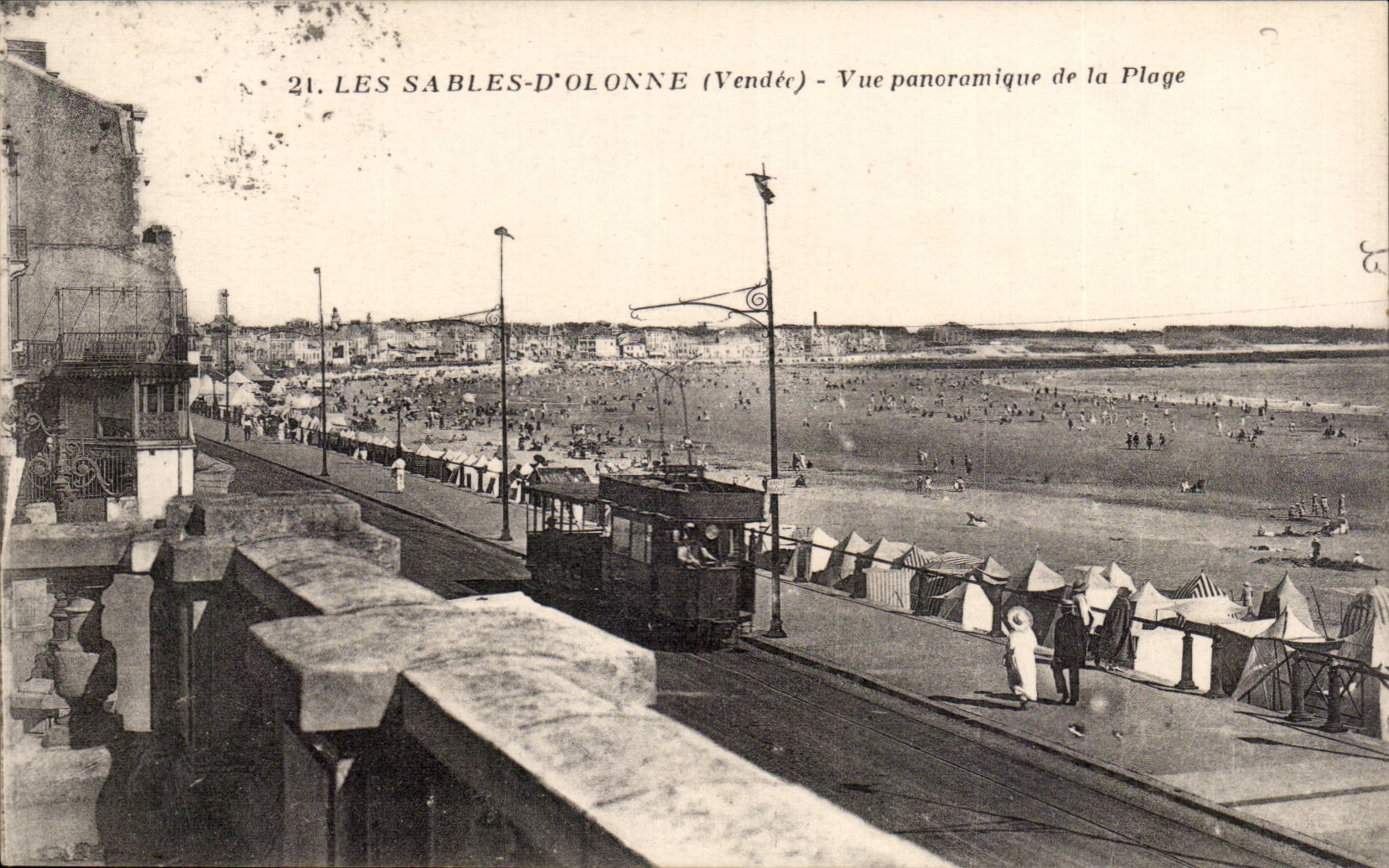 CPA Les Sables d'olonne Vue panoramique de la plage Tramway