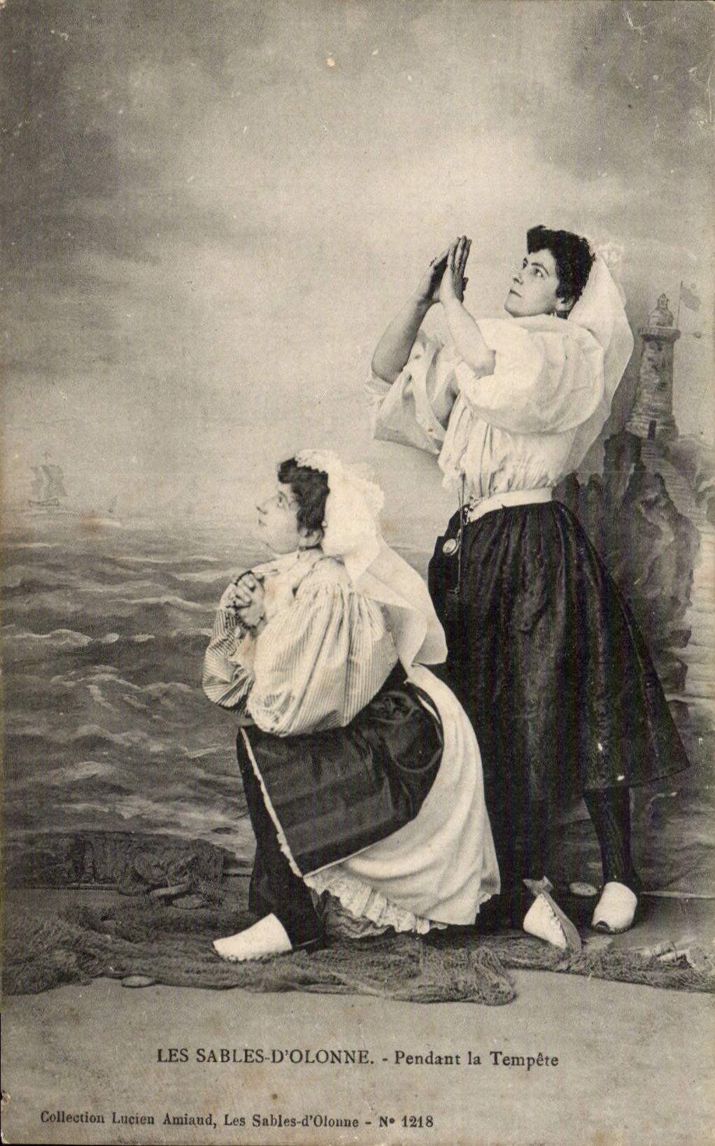CPA Les Sables D'olonne Pendant la tempete ( folklore costume )