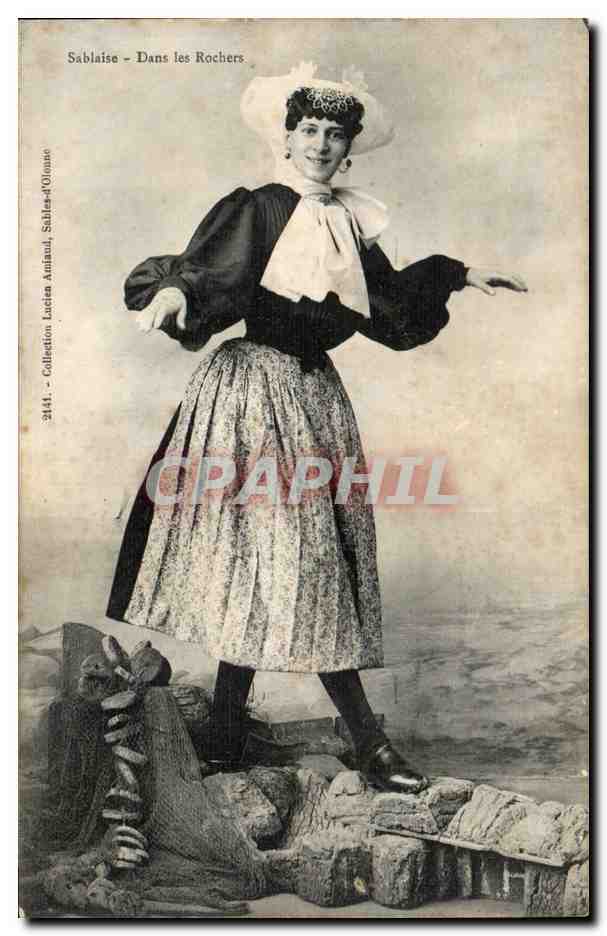 CPA Les Sables D'olonne Sablaise dans les rochers ( folklore costume )