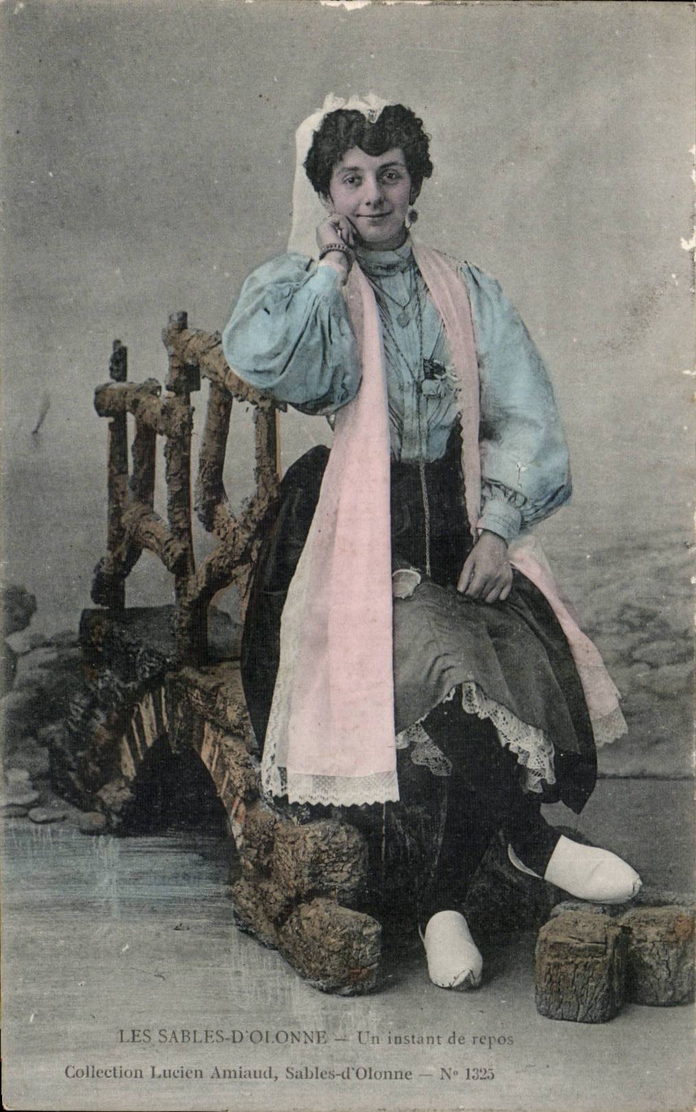CPA Les Sables D'olonne Un instant de repos ( folklore costume )