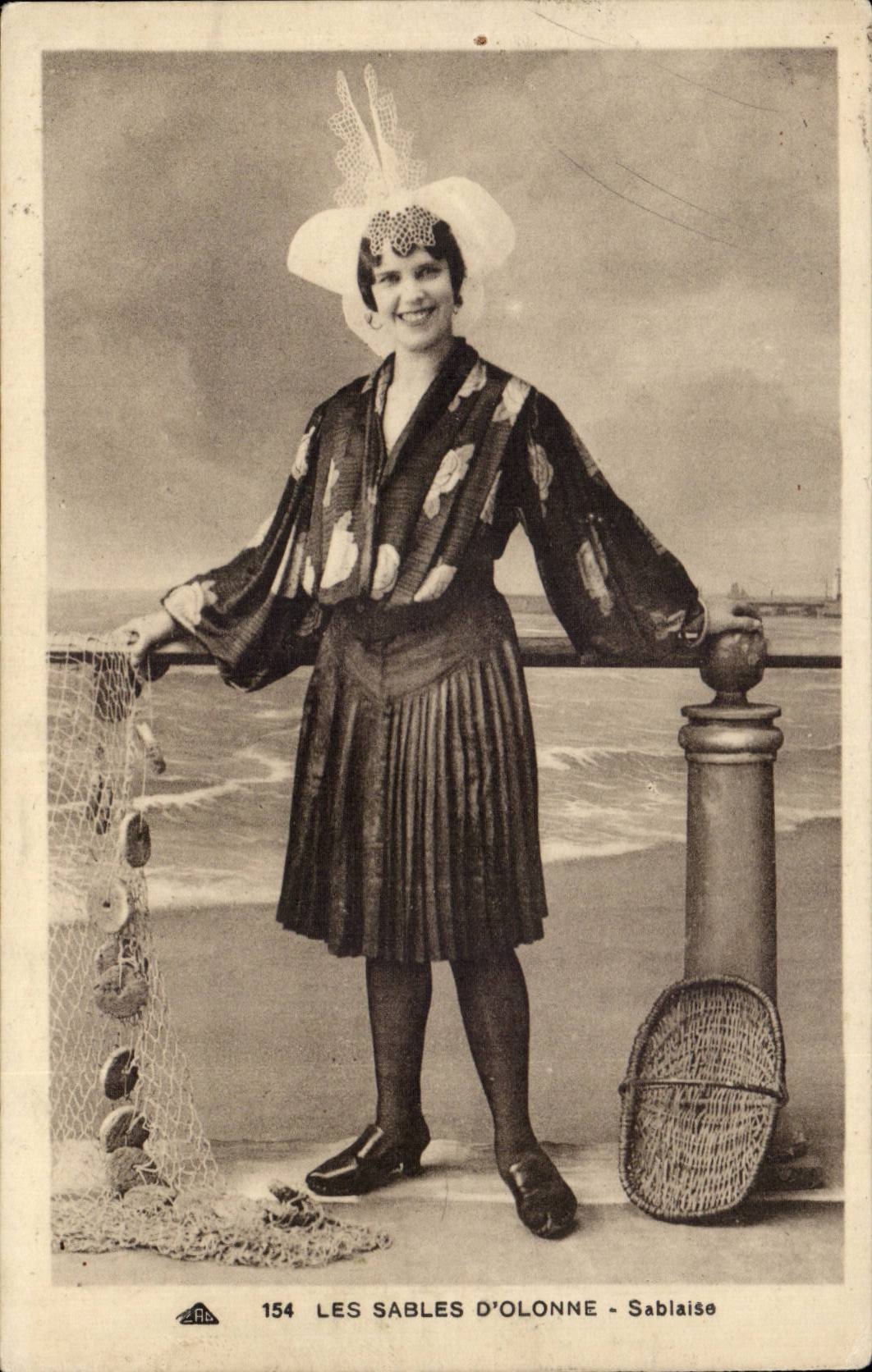 CPA Les Sables D'olonne Sablaise ( folklore costume coiffe )