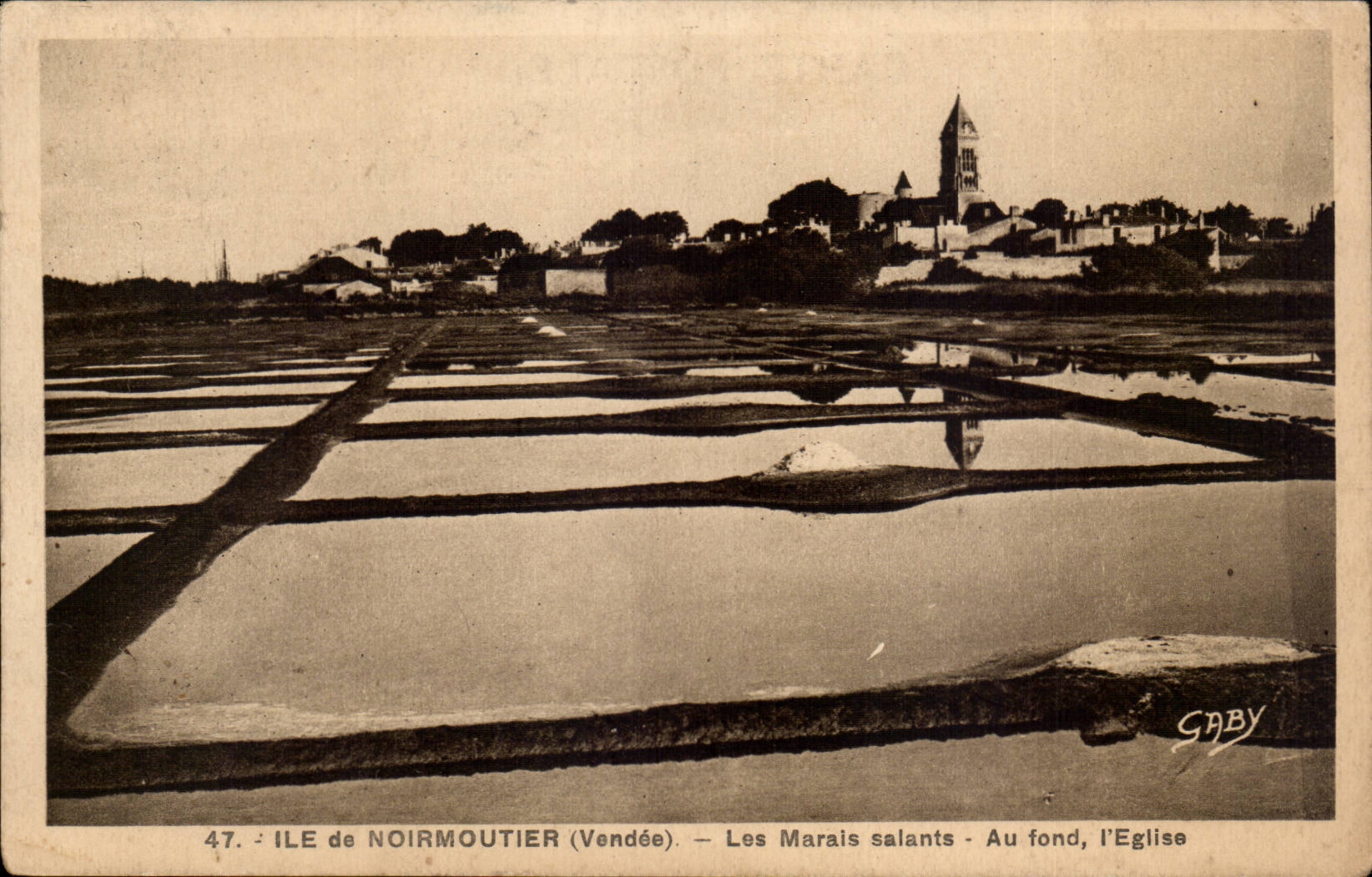 CPA Noirmoutier Les marais salants Au fond l'eglise