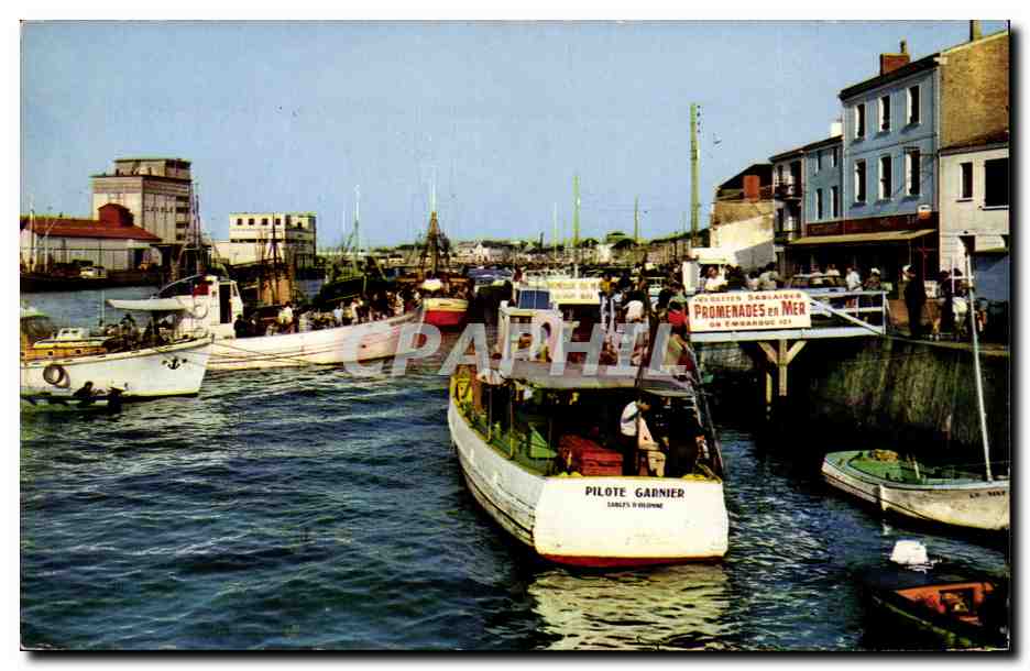 CPSM Sables d'olonne L'embarcadere et le port Bateau Pilote Garnier