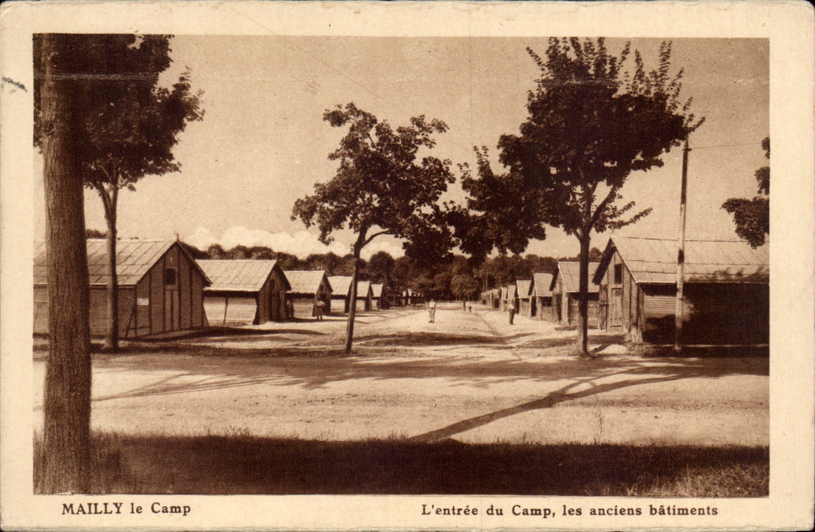 Mailly le Camp — L'entrée du Camp, les anciens bâtiments — Imp. d'Art 'HELIAS' (Moselle)