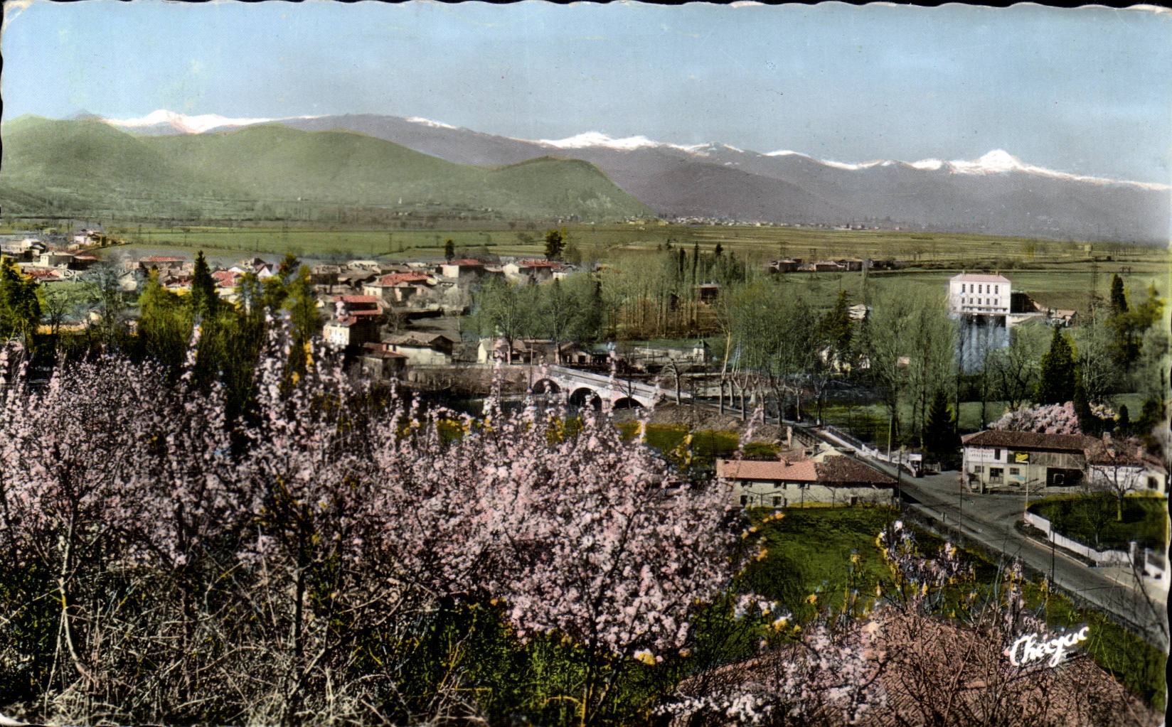 Environs de Saint-Gaudens — La Plaine de Valentine et la Chaîne des Pyrénées à droite — Les Éditions Théoujac
