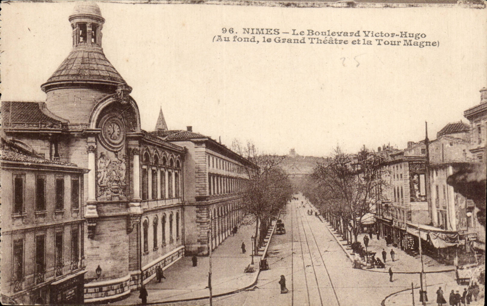 Nîmes — Le Boulevard Victor-Hugo — vue avec le Grand Théâtre et la Tour Magne