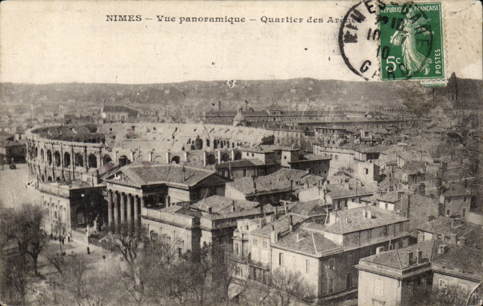CPA Nimes Vue panoramique Quartier des arenes