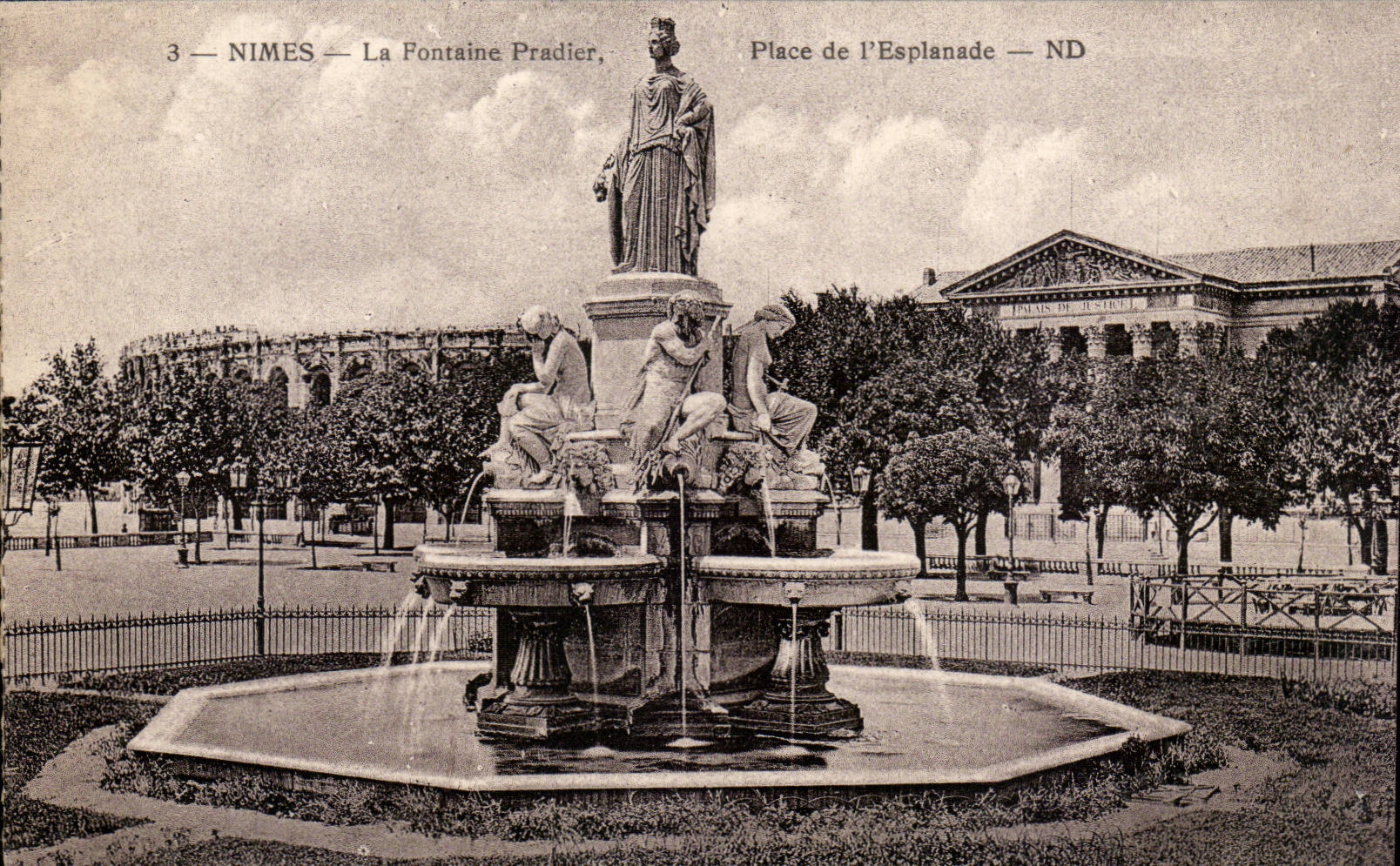 CPA Nimes La fontaine Pradier Place de l'esplanade