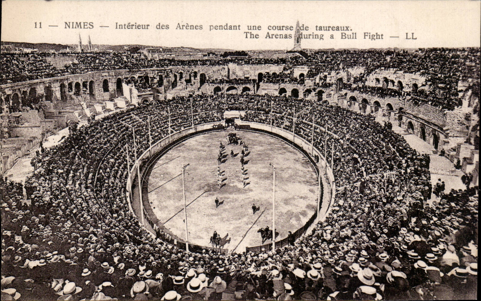Nîmes — Innenansicht der Arena während einer Stierkampf — LL