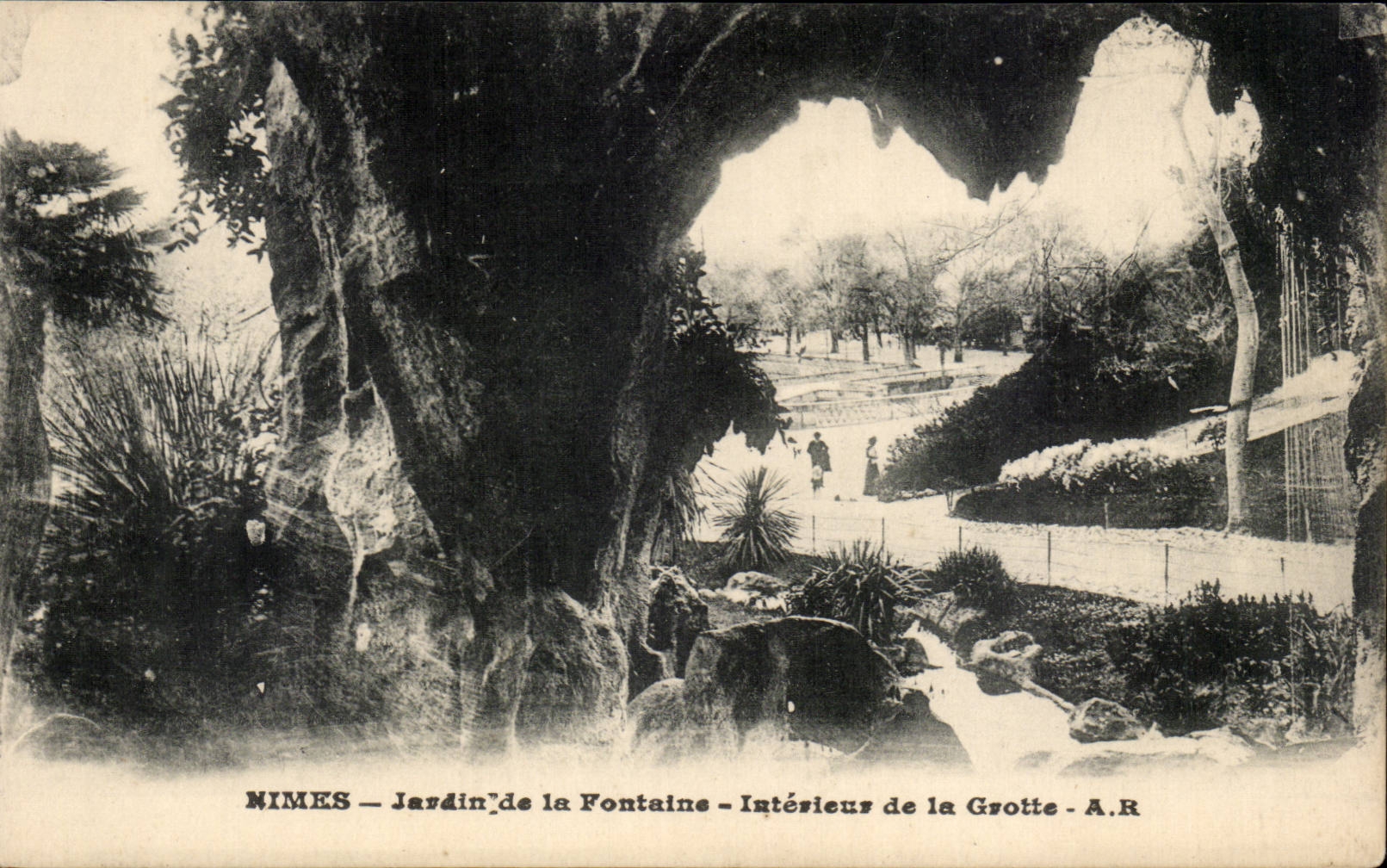 Nîmes — Jardin de la Fontaine — Intérieur de la Grotte — A.R.