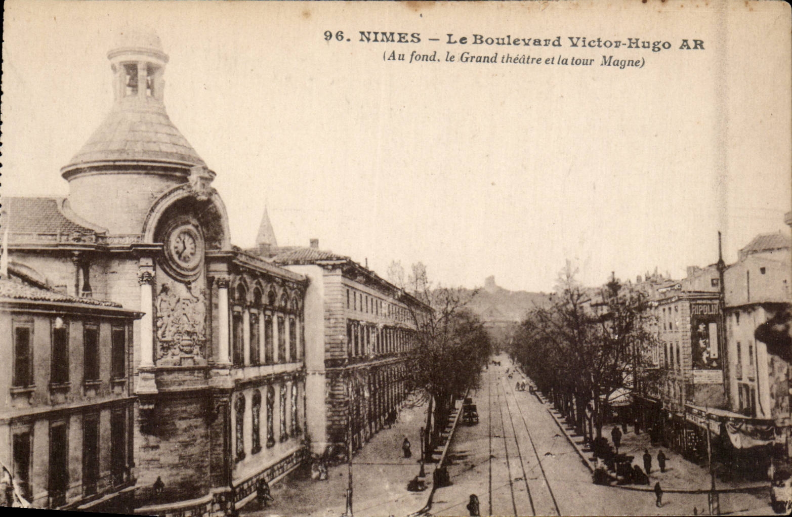 CPA Nimes Boulevard Victor Hugo (au fond le grand theatre et la tour Magne)