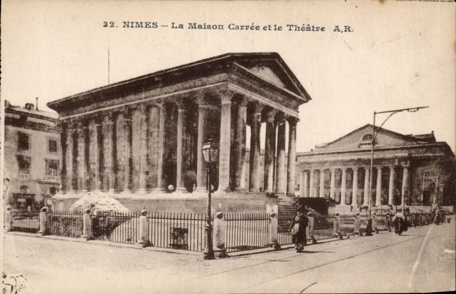 Nîmes — La Maison Carrée et le Théâtre — A.R. n°32