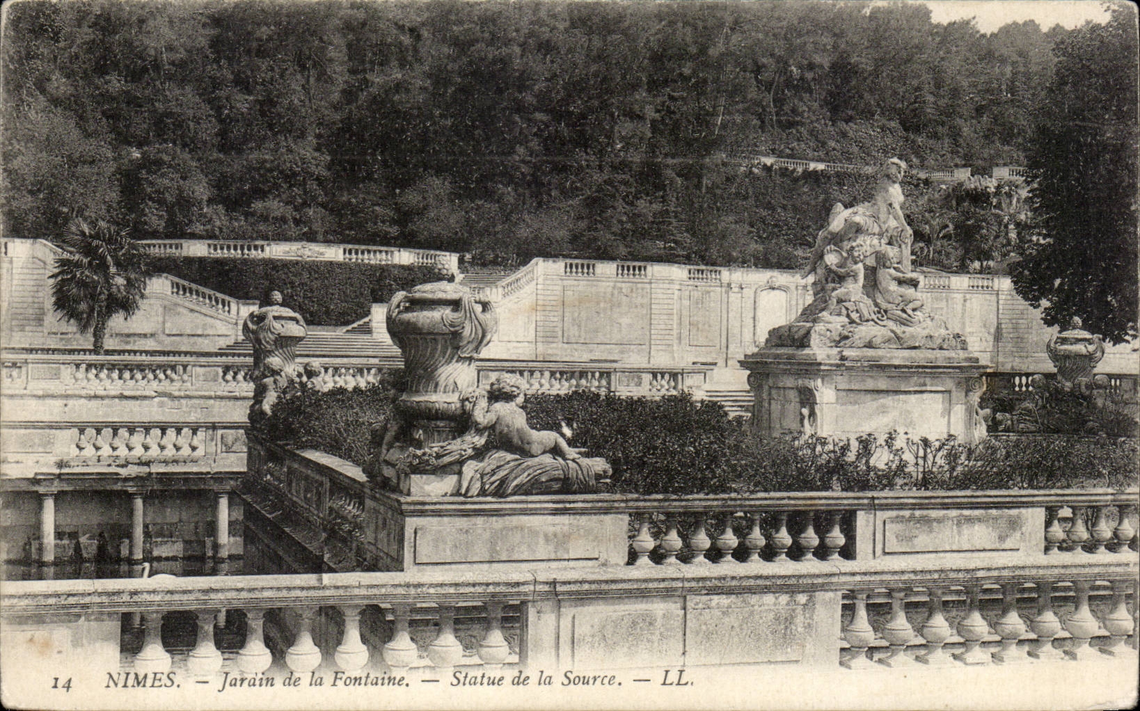 Nîmes — Jardin de la Fontaine — Statue de la Source — LL.