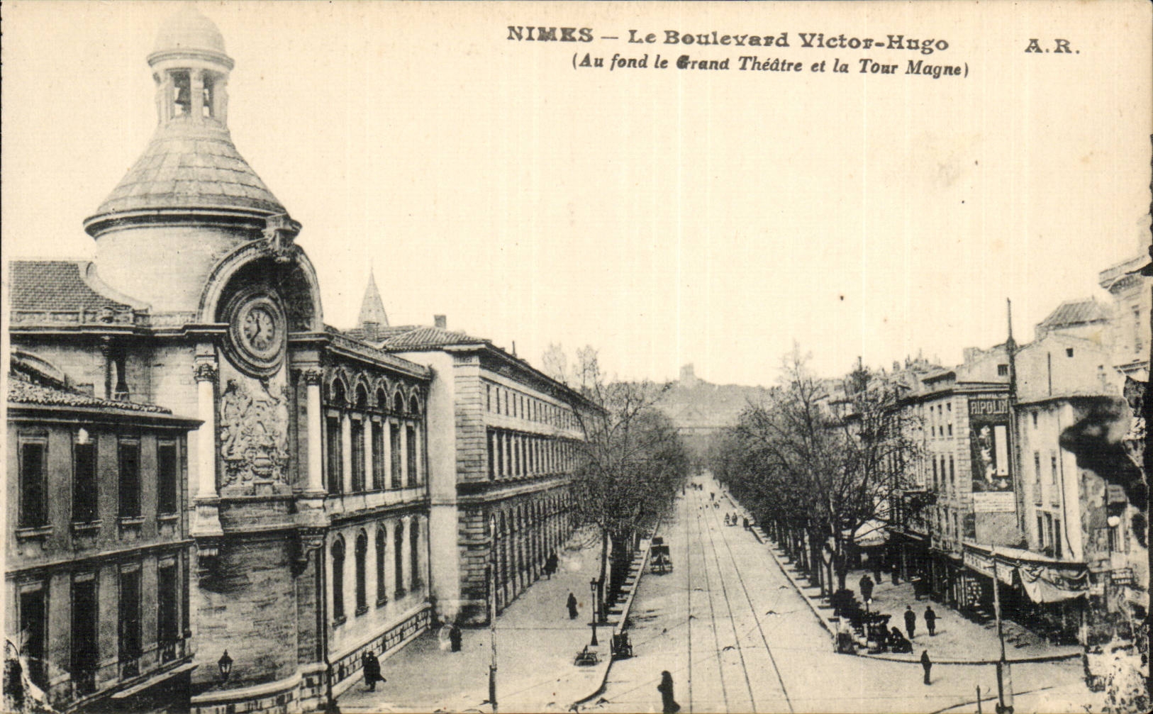 CPA Nimes Boulevard Victor Hugo (au fond le grand theatre et la tour Magne)
