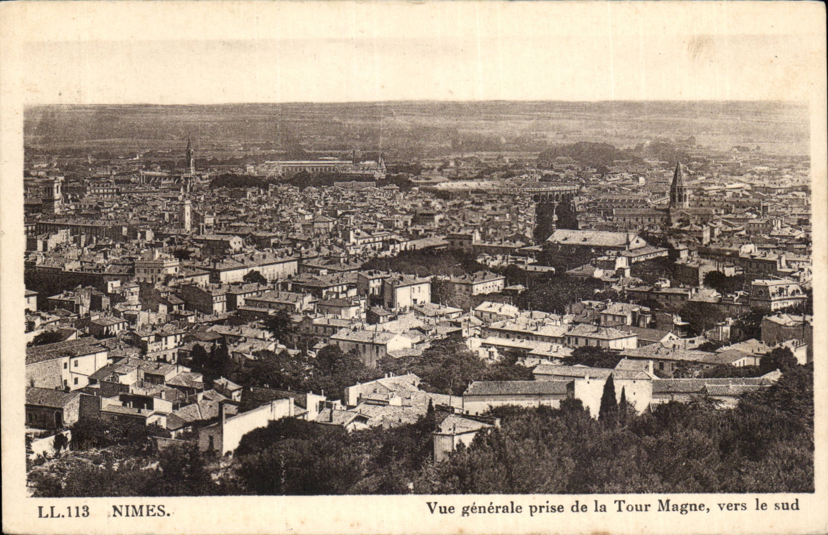 CPA Nimes Vue generale prise de la Tour Magne vers le sud