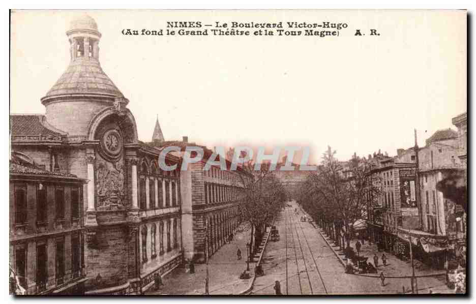 CPA Nimes Boulevard Victor Hugo (Au fond le grand theatre et la Tour Magne)