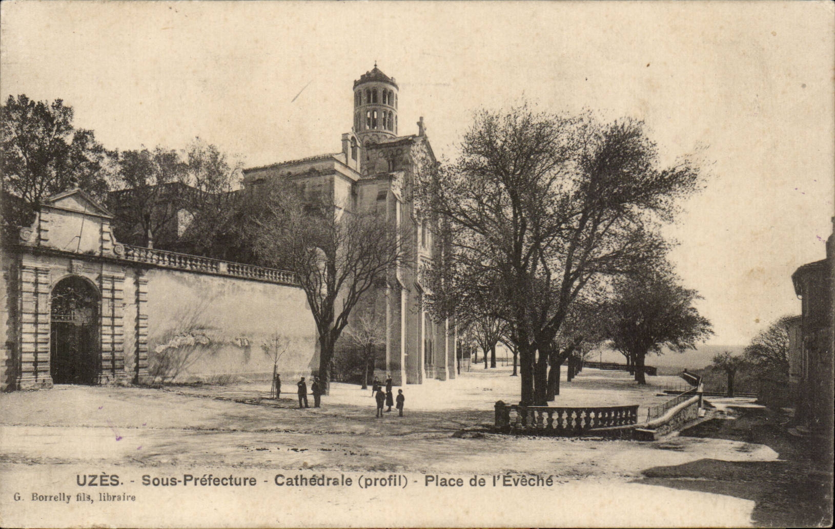 CPA Uzes Sous prefecture Cathedrale Place de l'eveche