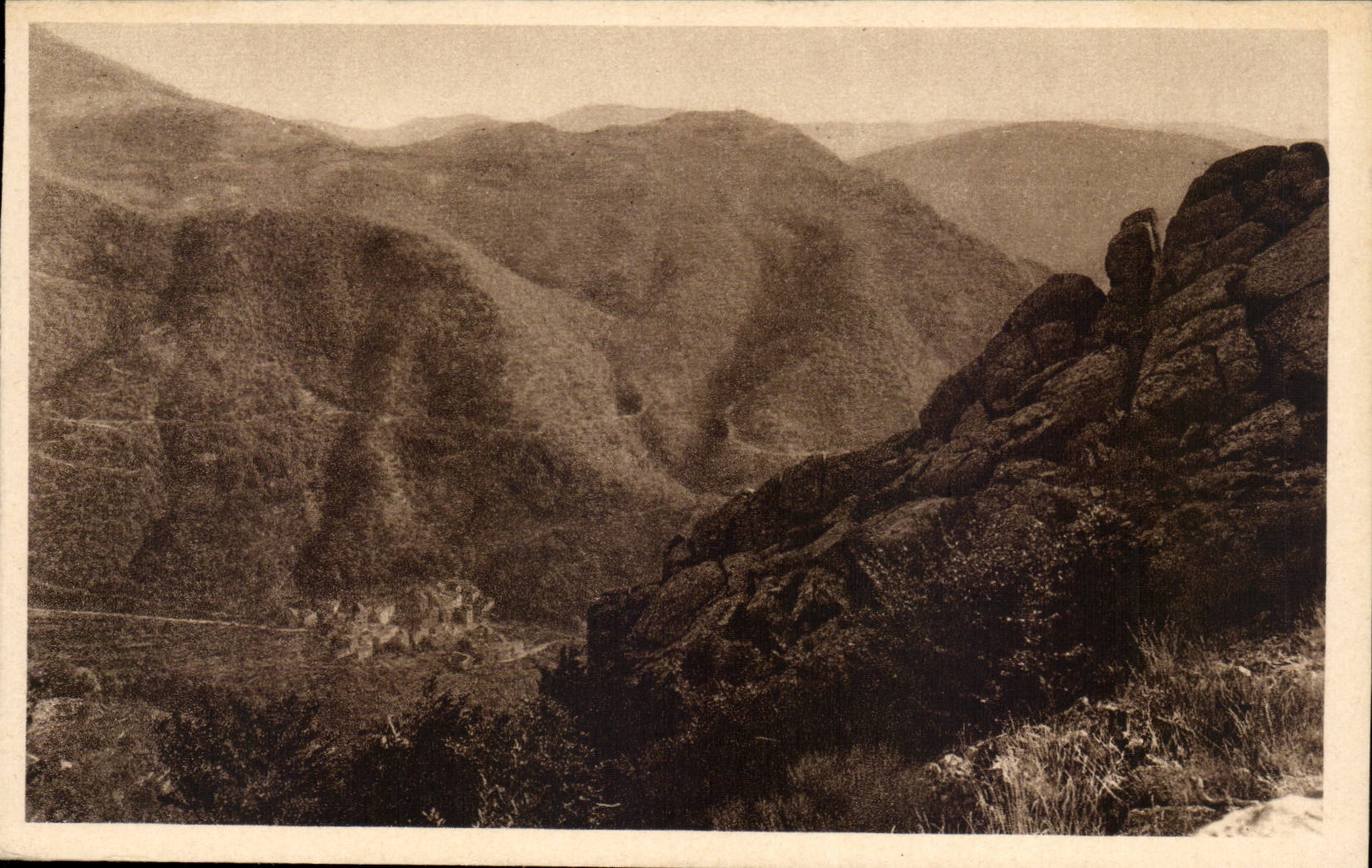 Vue des trois Fontaines — Route du Vigan à L'Aigoual (alt. 700 m.) — Établissements Heilassuyau, Toulouse