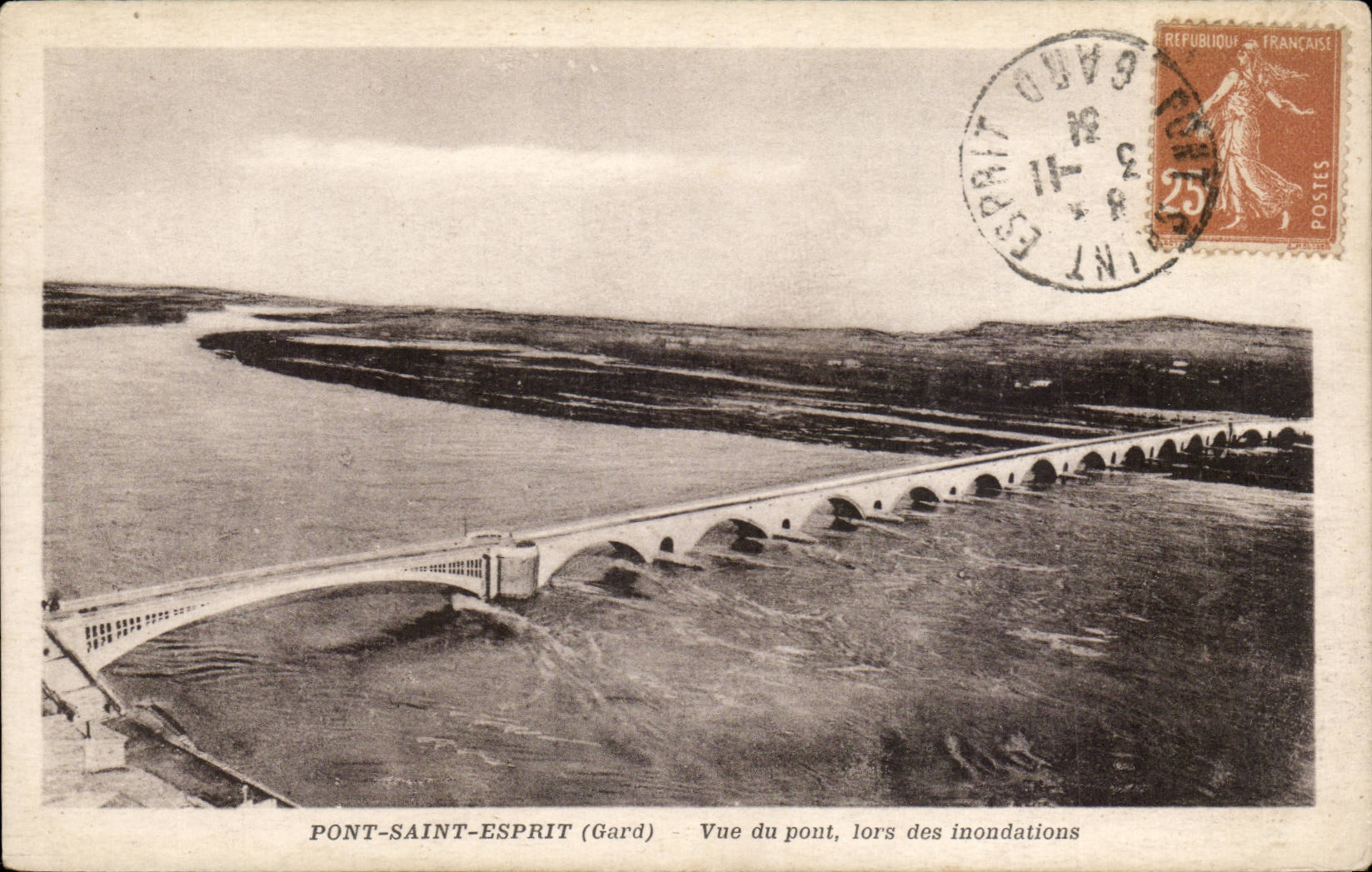 CPA Pont Saint Esprit Vue du pont lors des inondations
