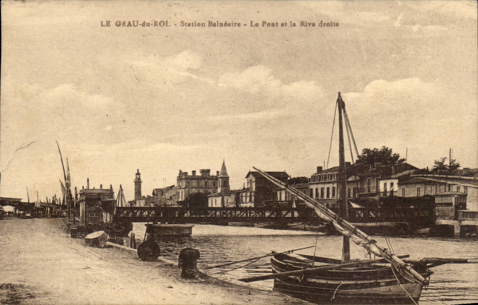 CPA Le Grau du Roi Station balneaire Le pont et la rive droite