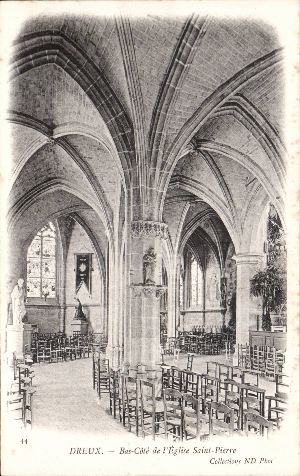 Dreux — Bas-Côté de l'Église Saint-Pierre — Collections ND Phot