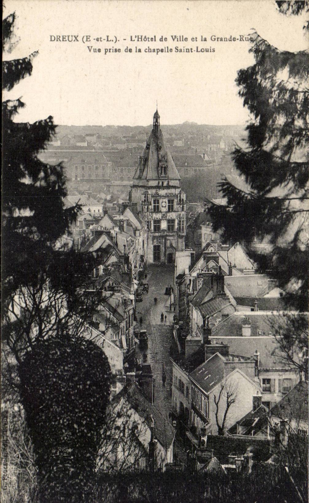 Dreux (E-et-L.) - L'Hôtel de Ville et la Grande-Rue. Vue prise de la chapelle Saint-Louis