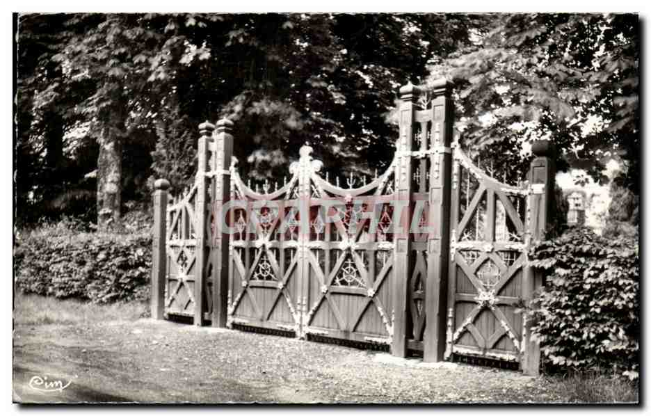La Ferté-Vidame — Portail d'entrée des remises du château de S. M. Louis Philippe — Photographie de Combiér (S. et L.)