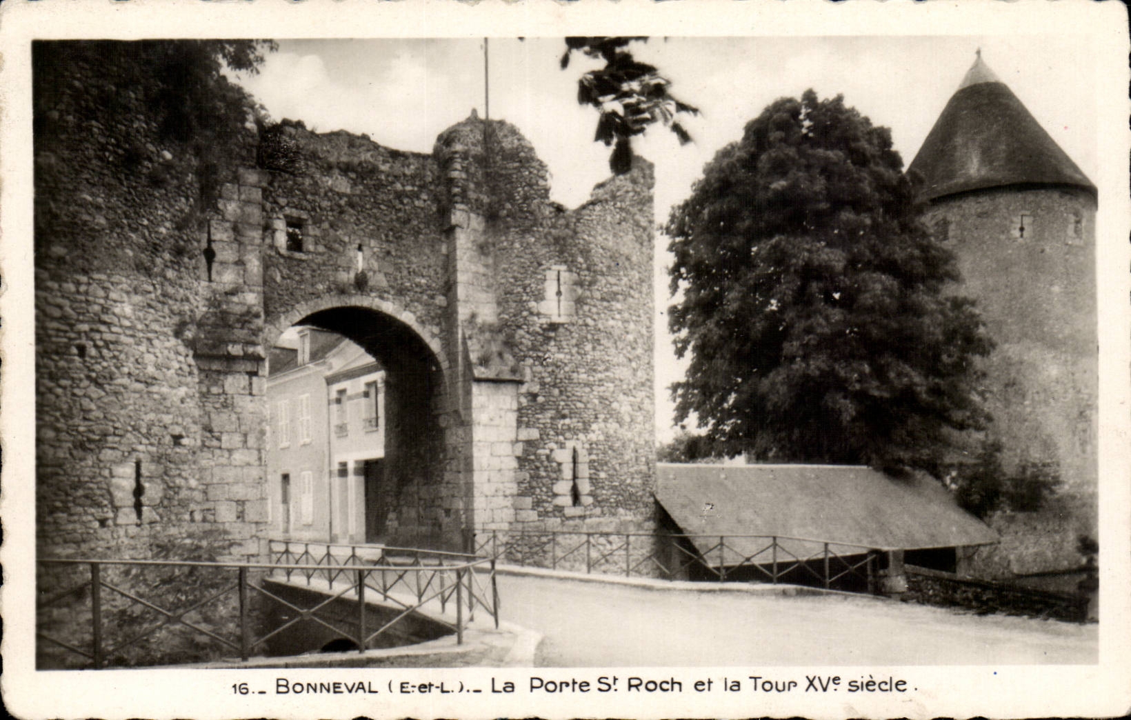 Bonneval (E.-et-L.) — La Porte Saint Roch et la Tour du XVᵉ siècle — Édition Castillon, n° 16