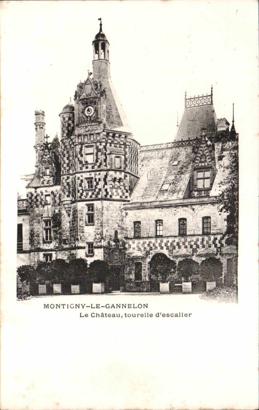 Montigny-le-Gannelon — Le Château, tourelle d'escaler — sans éditeur ni numéro visible