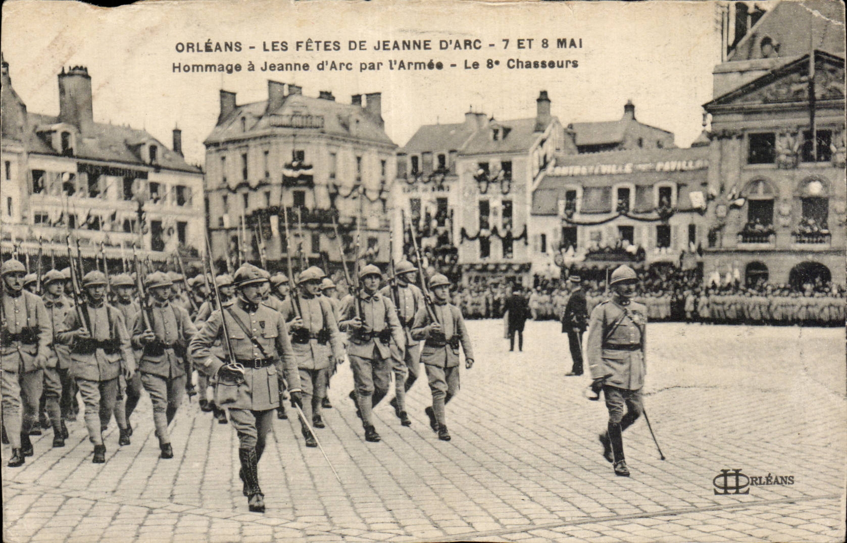 CPA Orleans Les fetes de Jeanne d'arc 7 et 8 mai Hommage a Jeanne d'arc par l'armee Le 8eme Chasseurs