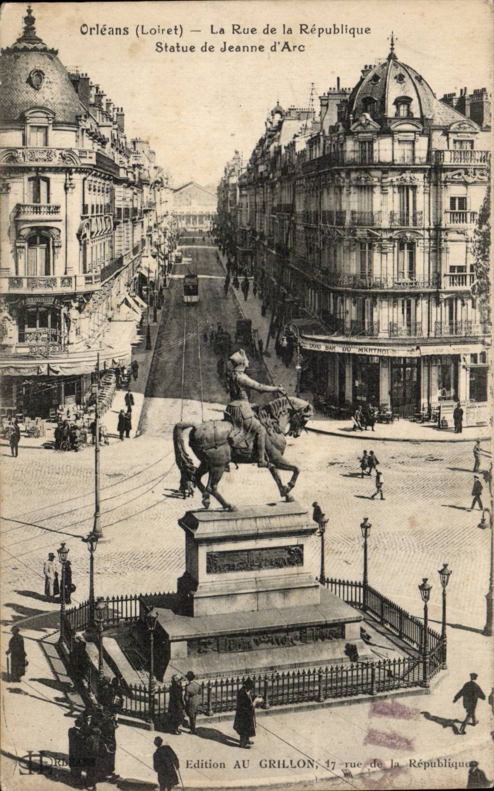 CPA Orleans la rue de la Republique Statue de Jeanne d'arc