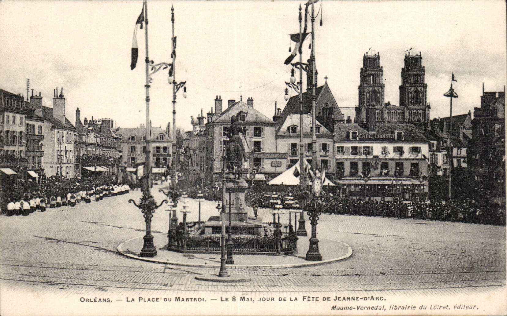 CPA Orleans Place du Martroi Le 8 mai jour de la fete de Jeanne d'arc