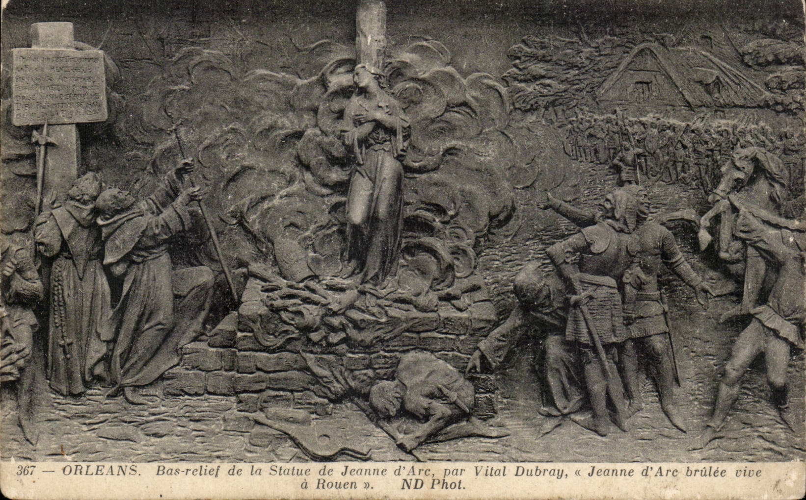 CPA Orleans Bas relief de la statue de Jeanne d'arc par Vital Dubray Jeann d'arc brulee vive a Rouen