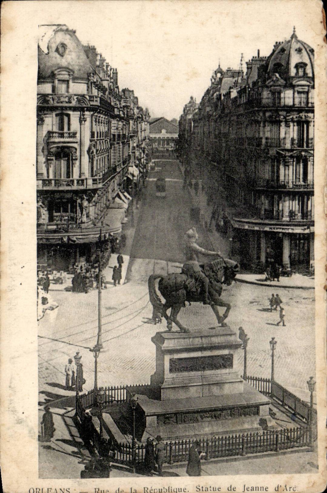 CPA Orleans Rue de la Republique Statue de Jeanne d'arc
