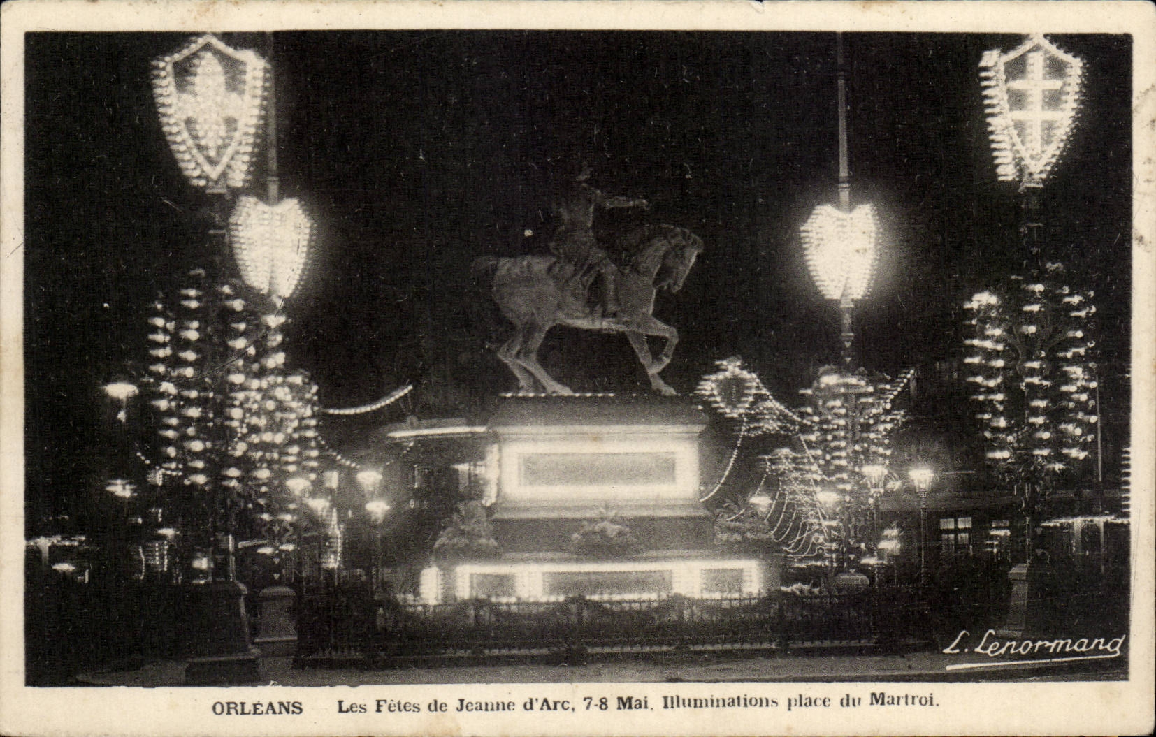 CPA Orleans Fetes de Jeanne d'Arc 7-8 Mai Illuminations place du Martroi