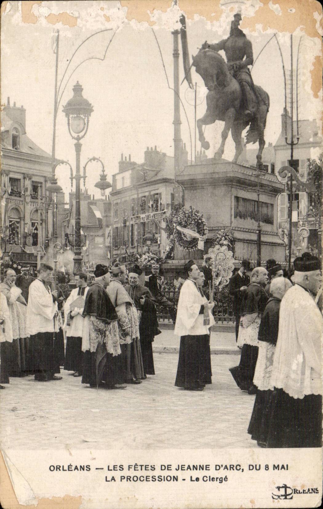 CPA Orleans Les fetes de Jeanne d'Arc du 8 Mai La procession Le clerge