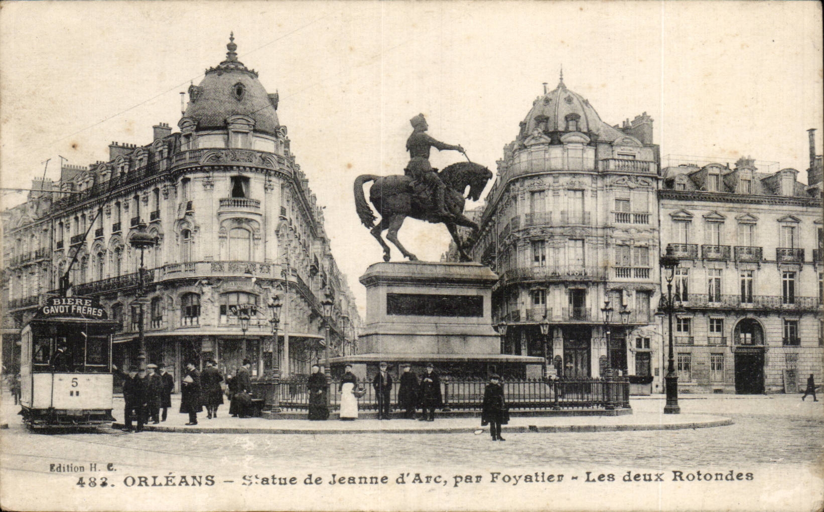 CPA Orleans Statue de Jeanne d'Arc par Foyatier Les deux rotondes