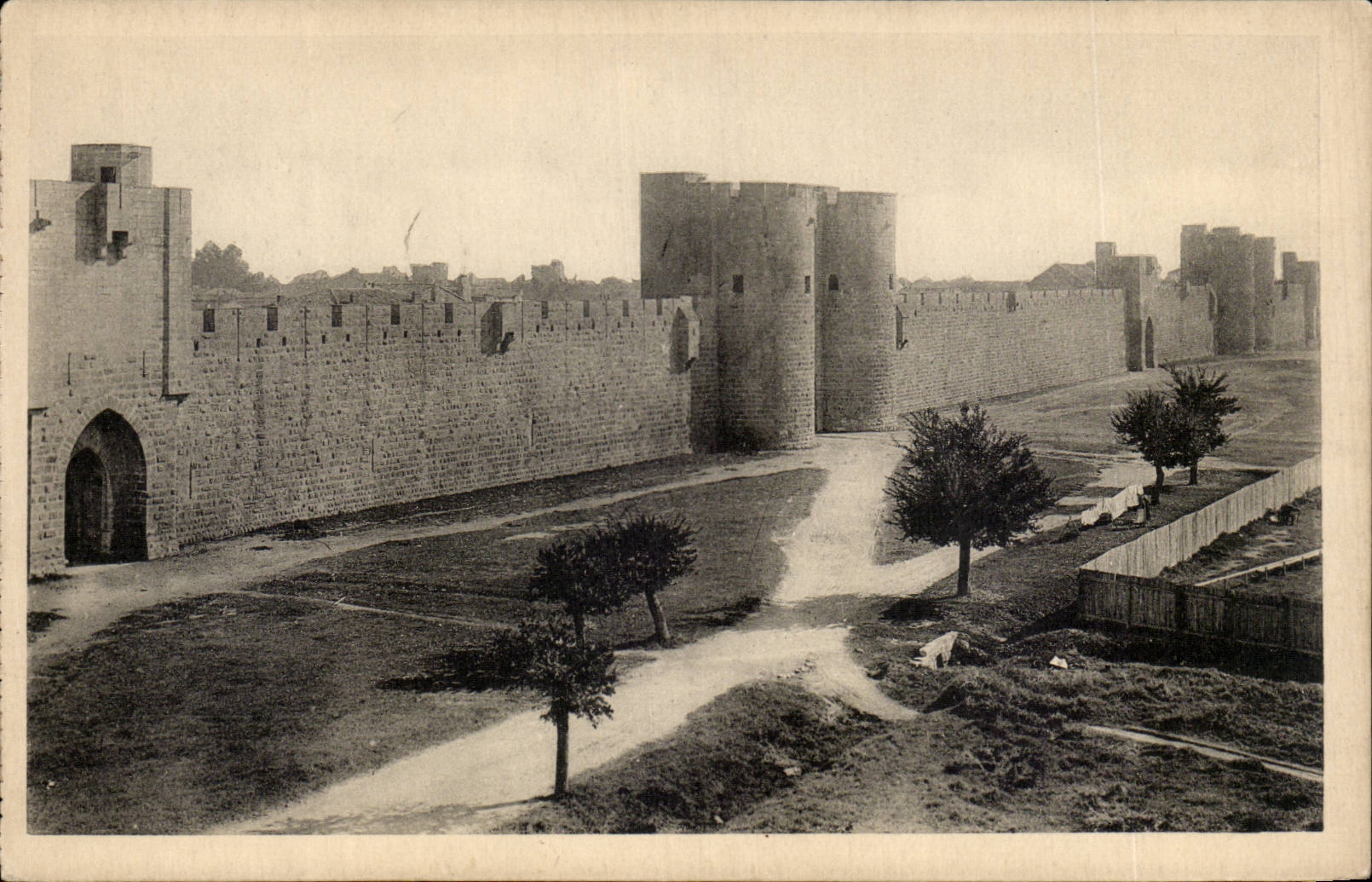 Aigues-Mortes — Muros, fachada sur — Edición de los Monumentos Históricos