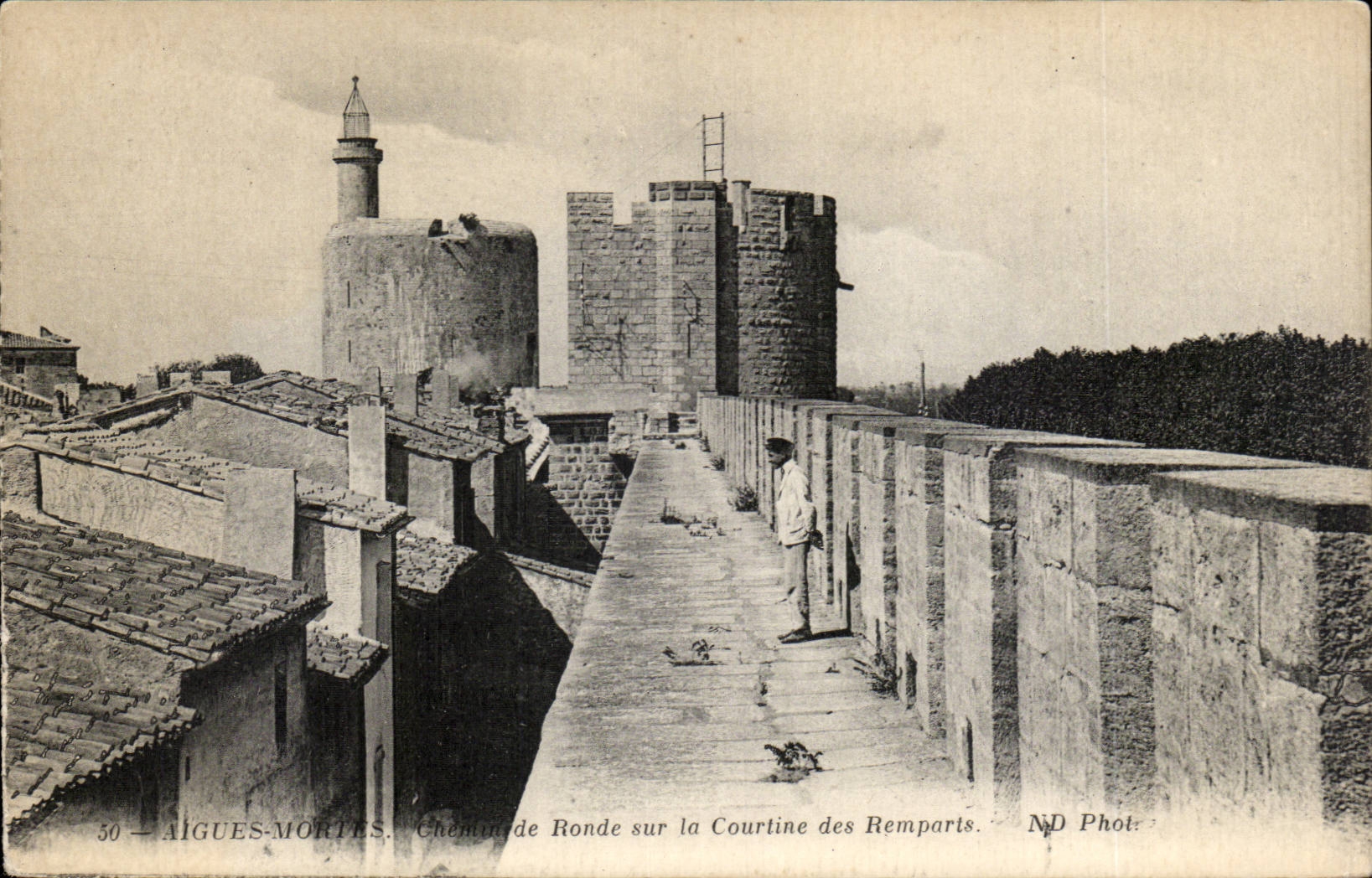 CPA Aigues Mortes Chemin de ronde sur la Courtine des remparts