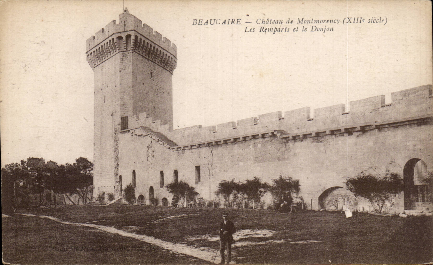 CPA Beaucaire le chateau de Montmorency Les remparts et le donjon