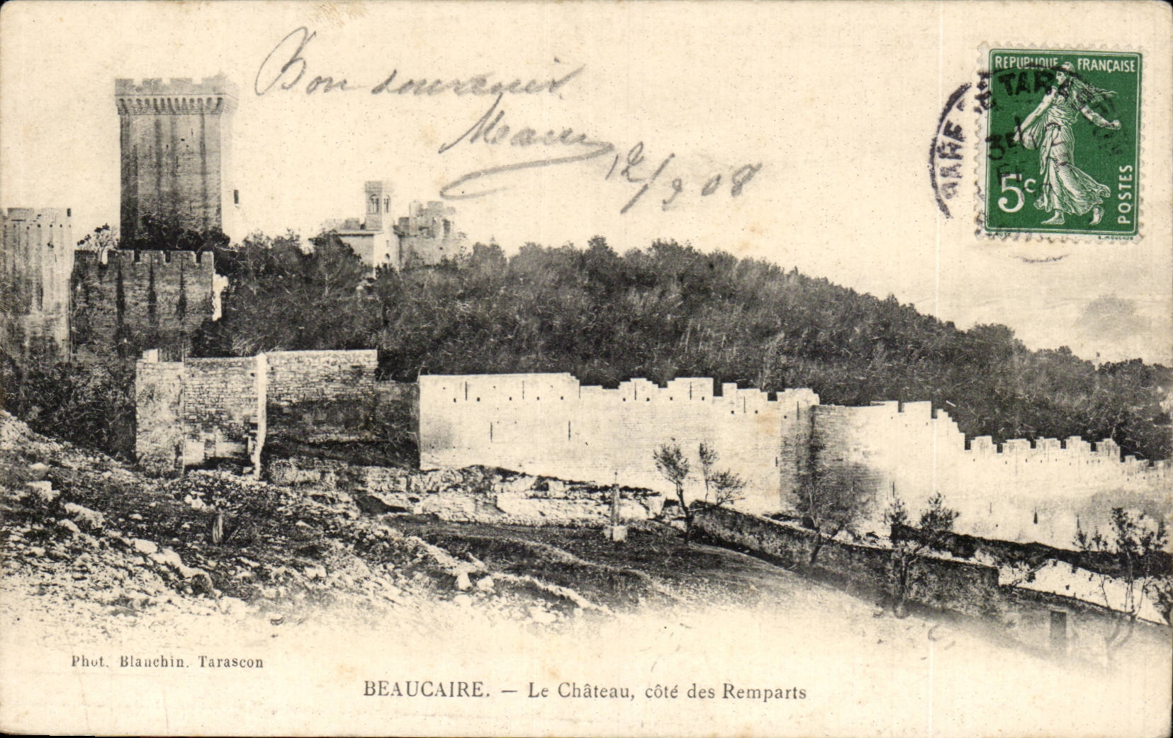 CPA Beaucaire Le chateau Cote des remparts