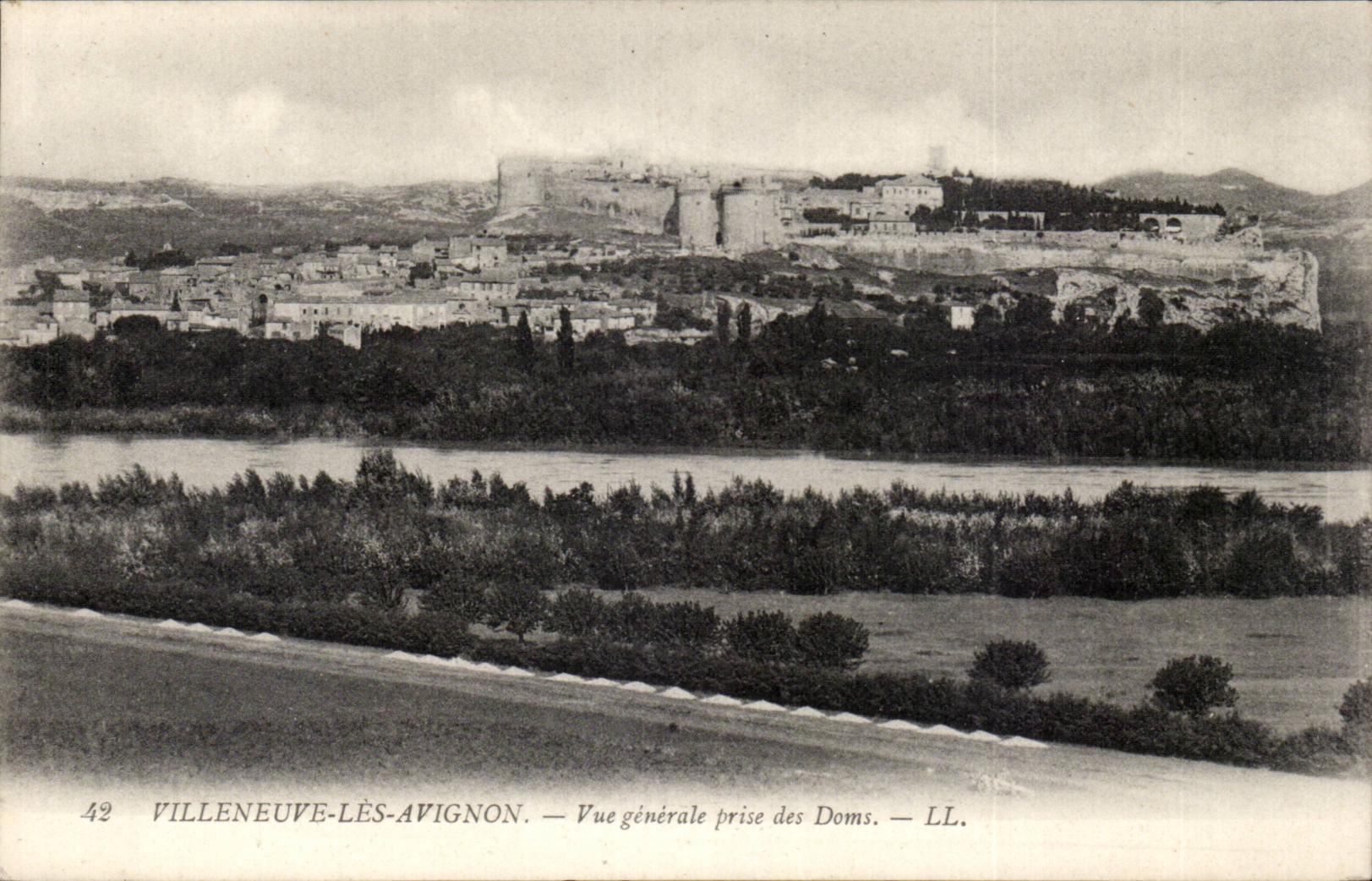 CPA Villeneuve les Avignon Vue generale prise des Doms