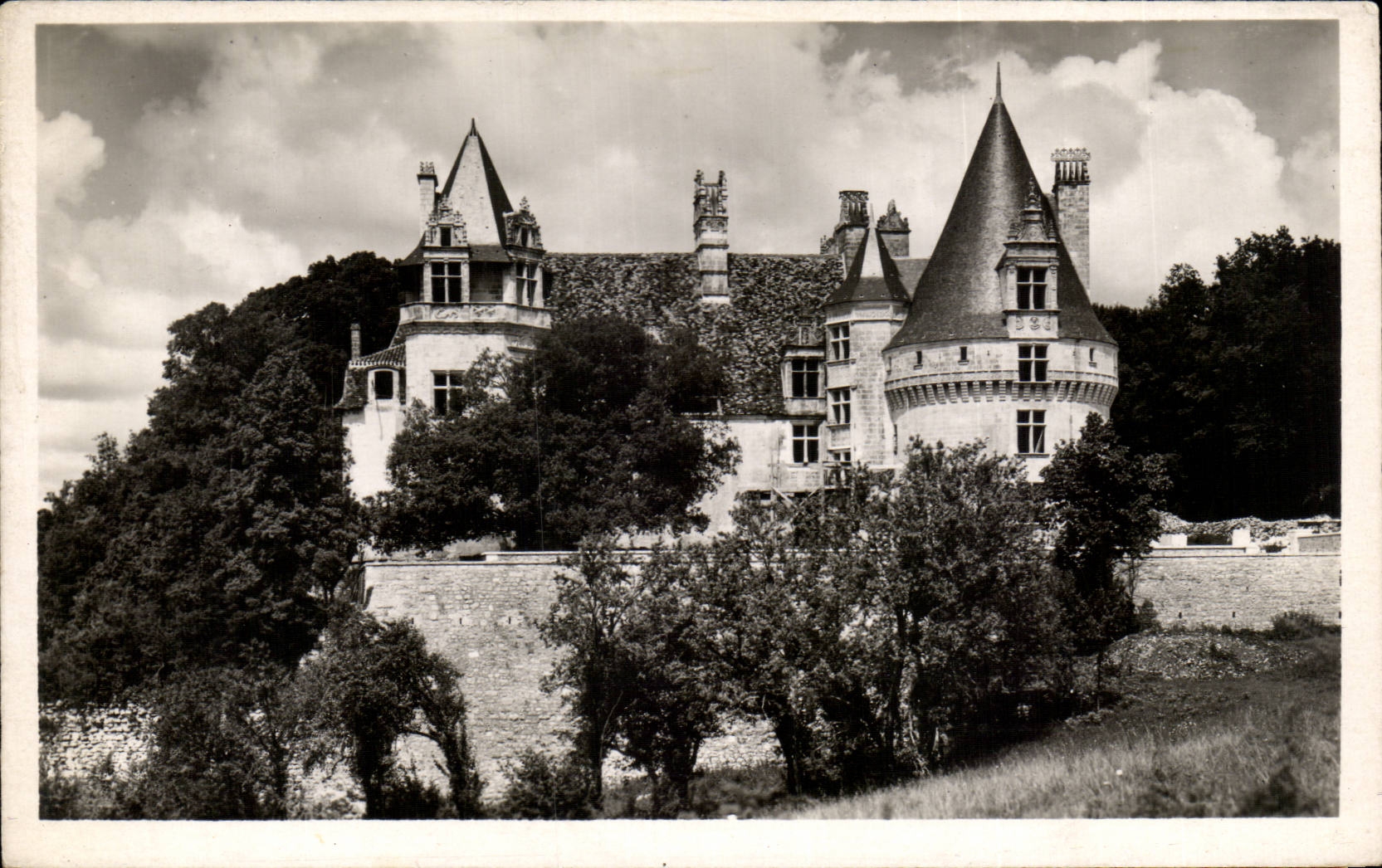 Château de Vauguilhem — près Villars — Edit. FENE 8, Rue Montchuy - Périgueux