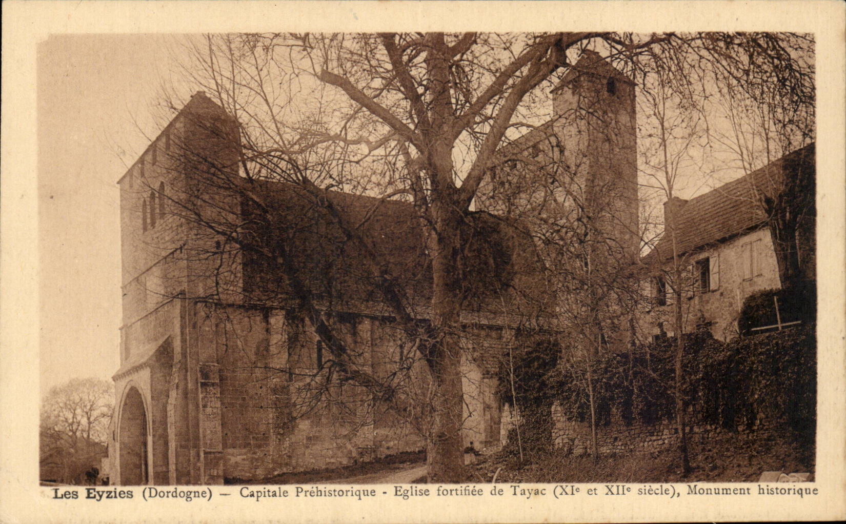 Les Eyzies (Dordogne) — Capitale Préhistorique — Église fortifiée de Tayac (XIe et XIIe siècle), Monument historique