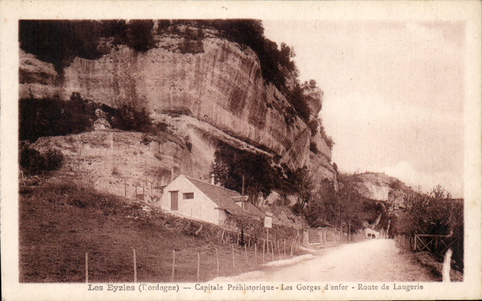 Les Eyzies (Pordogne) — Prehistoric Capital — The Hell Gorges — Route de Laugerie