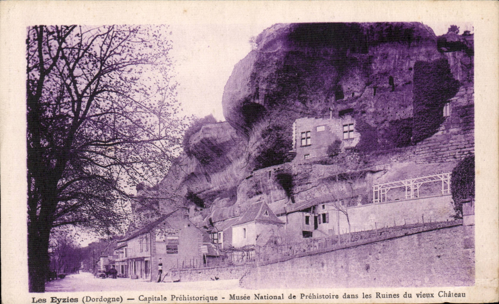 Les Eyzies (Dordogne) — Capitale Préhistorique — Musée National de Préhistoire dans les Ruines du vieux Château