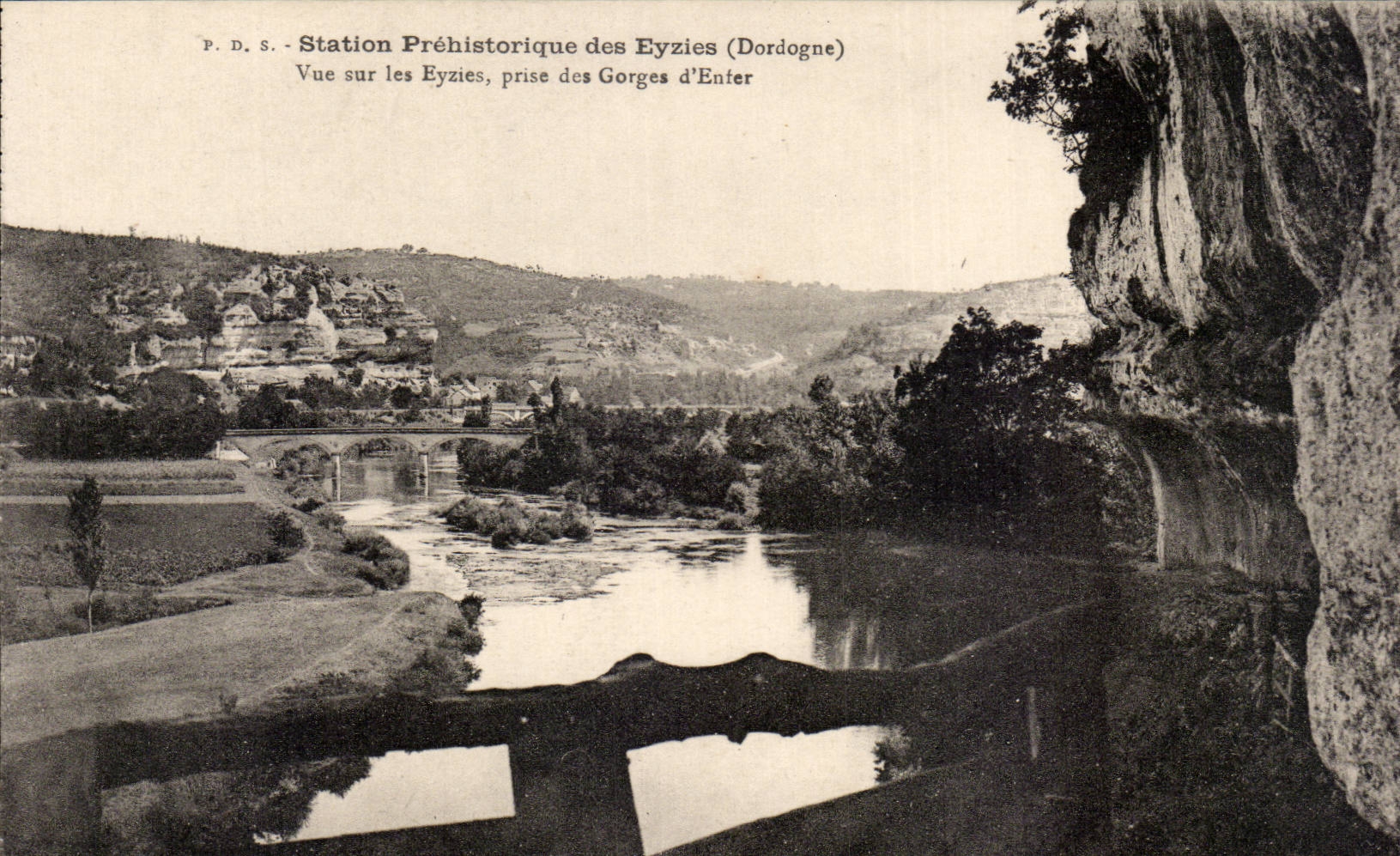 Station Préhistorique des Eyzies (Dordogne) — Vue sur les Eyzies, prise des Gorges d'Enter — P.D.S.