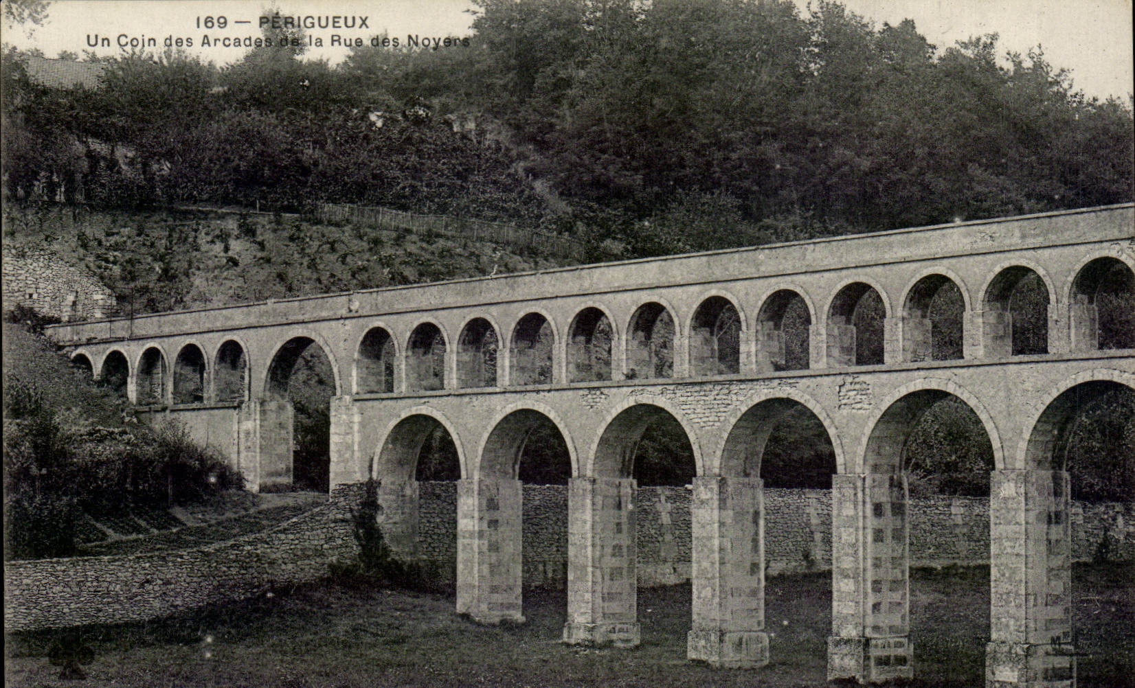 CPA Perigueux Un coin des arcades de la rue des Noyers