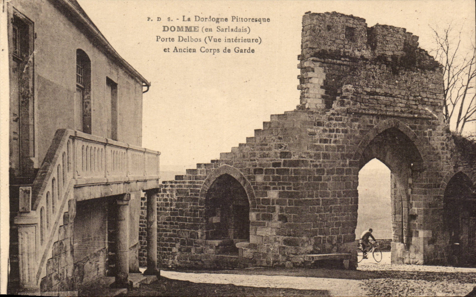 Domme (im Sarladais) — Tor Delbos und ehemaliges Wachhaus — P.D.S.
