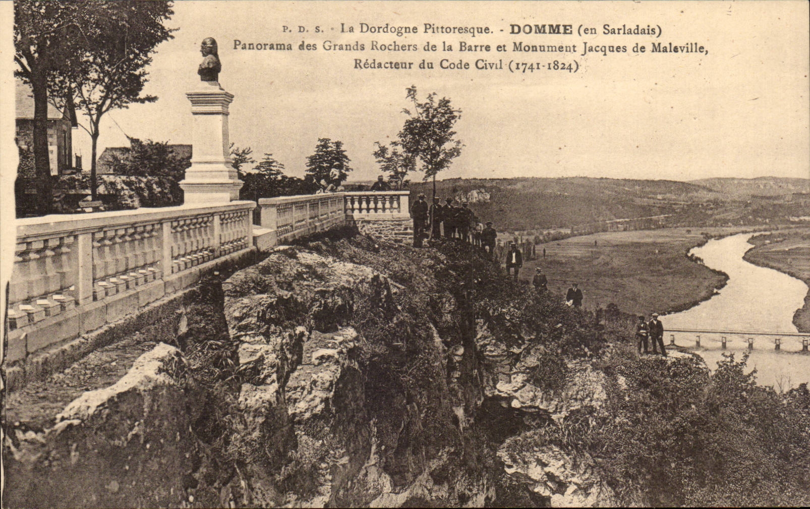 Dommé (en Sarladais) — Panorama des Grands Rochers de la Barre et Monument Jacques de Maleville (1741-1824)